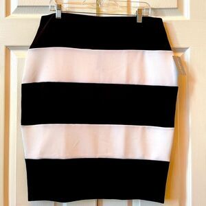 BLACK AND WHITE WIDE STRIPE PENCIL SKIRT WIT BACK ZIPPER SIZE 1X
